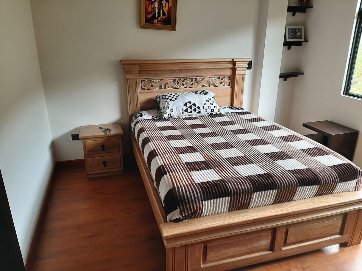 Categoría: Dormitorios de madera con cabecero tallado y mesa de noche